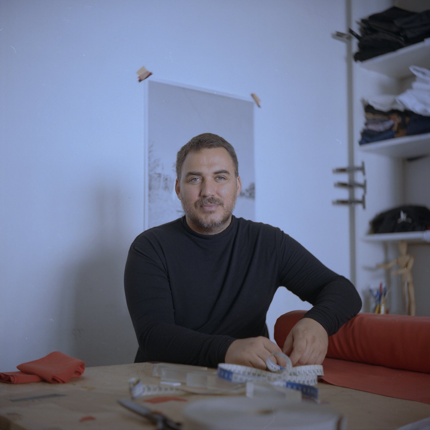 Guto Carvalho Neto modelando em seu ateliê em Botafogo no Rio de Janeiro. As roupas são criadas, modeladas e construídas sob demanda e coleções permanentes. O artista pensa arte e moda como uma única linguagem e por tanto cria peças icônicas e moderna
